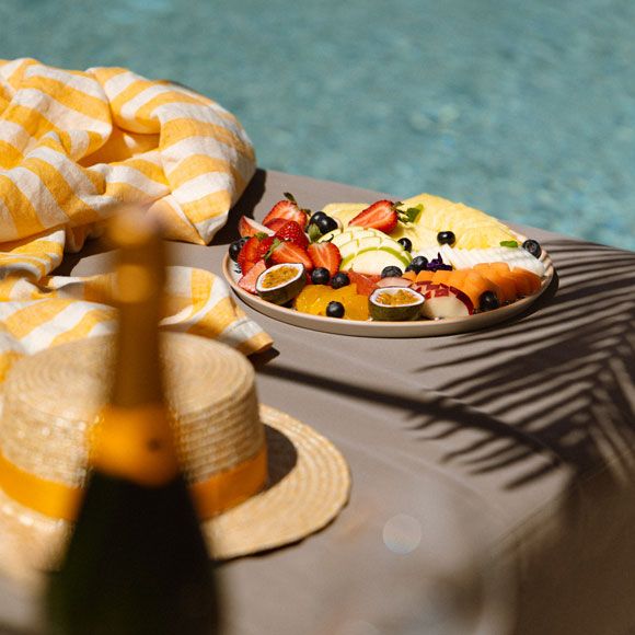 Plate of food on a sun-lounger poolside, linking to BA High Life site. 