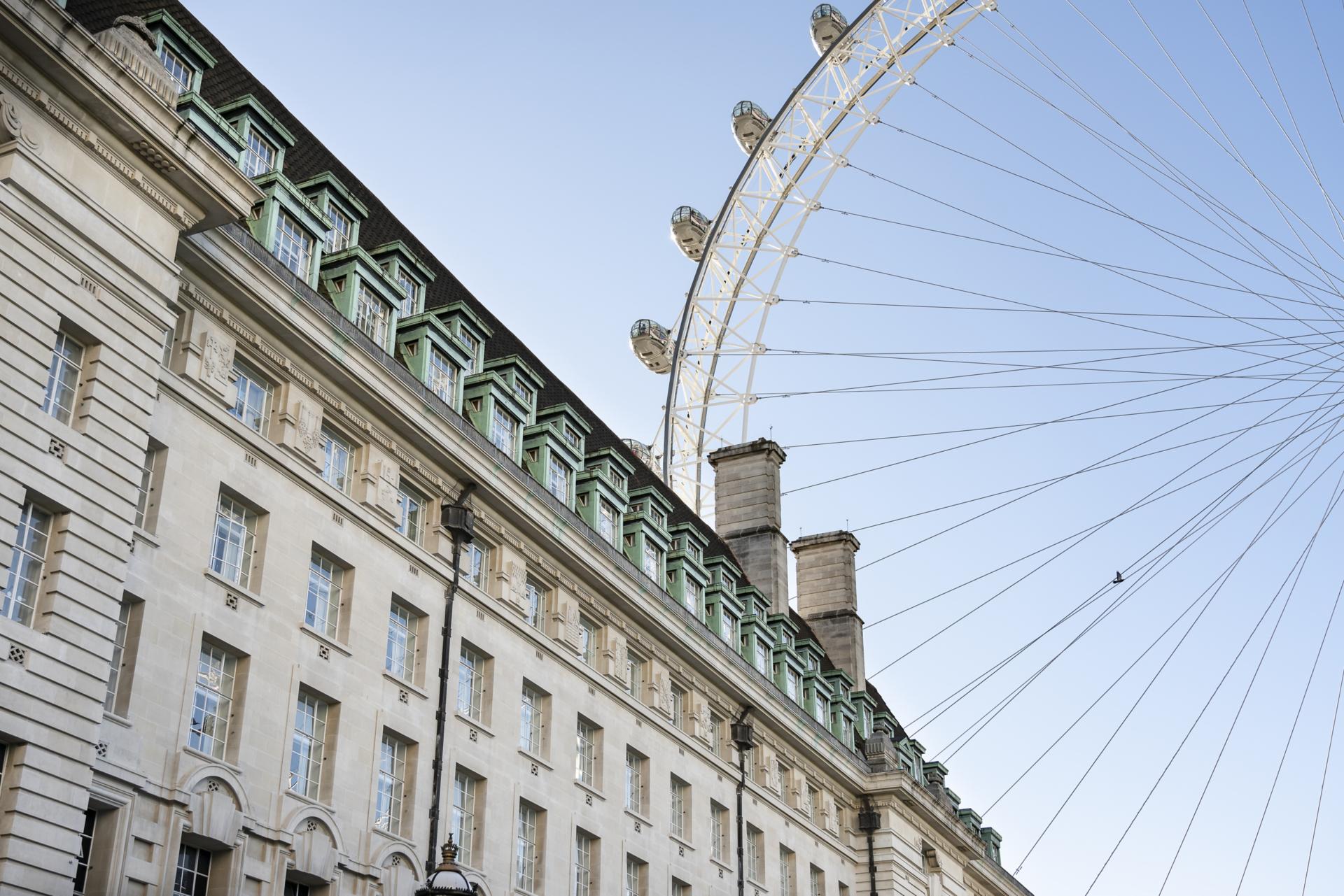 伦敦郡会堂 (County Hall) 建筑，背景是伦敦眼 (London Eye)。