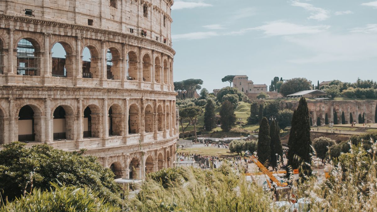 Visitors at Rome’s impressive colosseum on a sunny day.